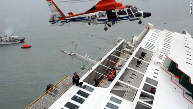 Dos muertos y 300 desaparecidos al naufragar barco en Corea del Sur