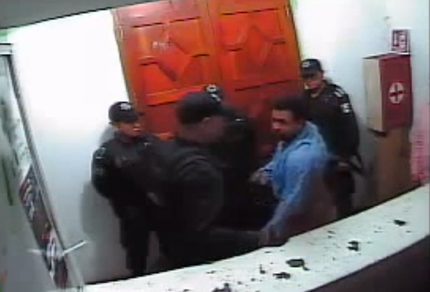 VIDEO: Ebrio regidor protagoniza riña en Chignautla, Puebla