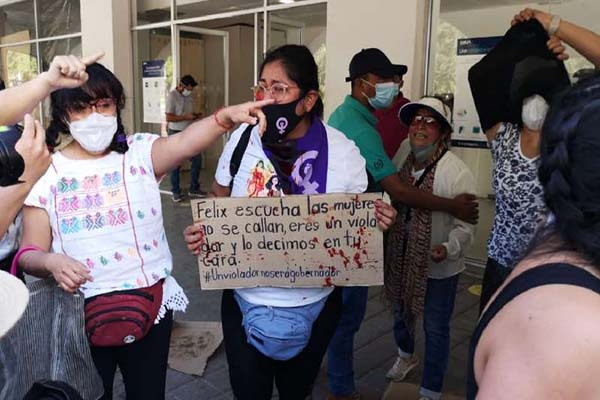 Chocan feministas con simpatizantes de Salgado Macedonio
