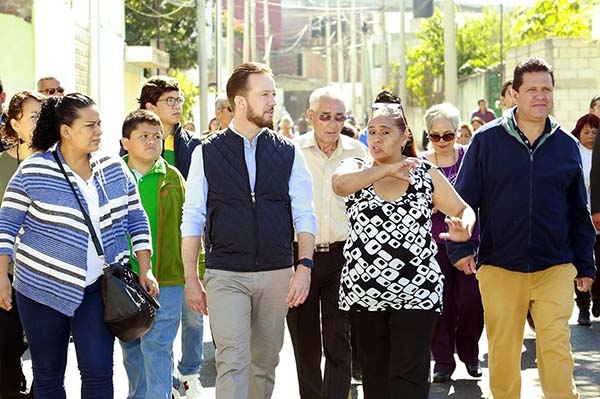 Luis Banck entregó tres vialidades más pavimentadas en la colonia Granjas Atoyac