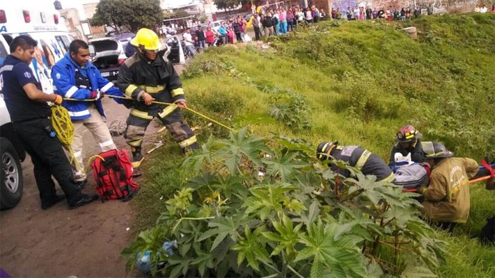 FOTOS: Rescatan a hombre que ebrio cayó en la barranca El Santuario