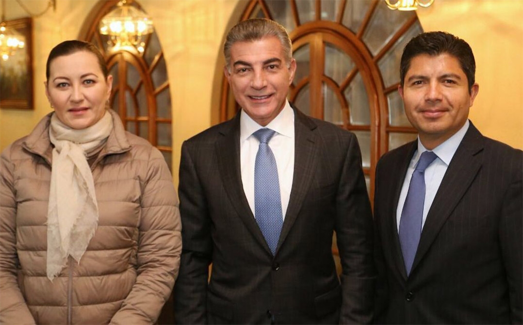 Tony Gali dialoga con Martha Erika Alonso y Eduardo Rivera, aspirantes a la gubernatura y la alcaldía