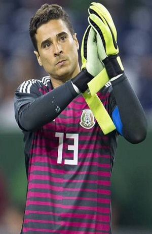 Memo Ochoa, a dos goles de ser el más “castigado” en la portería del Tri