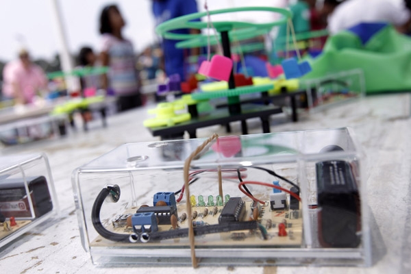 Estudiantes de Puebla construyen robots con desechos