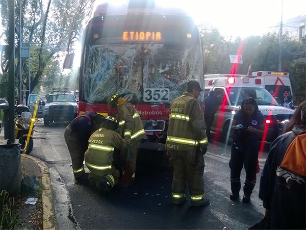 Choque del Metrobús con camión deja 21 lesionados en el DF