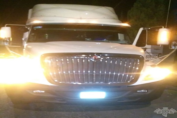 Liberan a chofer y recuperan camión robado con mercancía textil en Puebla