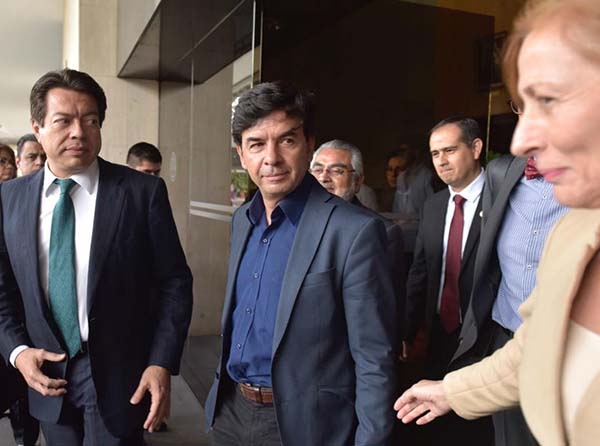 Vocero de AMLO corrige: “voluntaria”, aportación de legisladores para consulta del NAIM