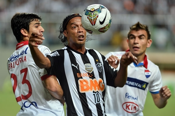 Ronaldinho jugará con Gallos Blancos de Querétaro