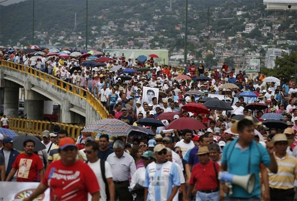 FOTOS: Miles marchan en Acapulco por normalistas de Ayotzinapa
