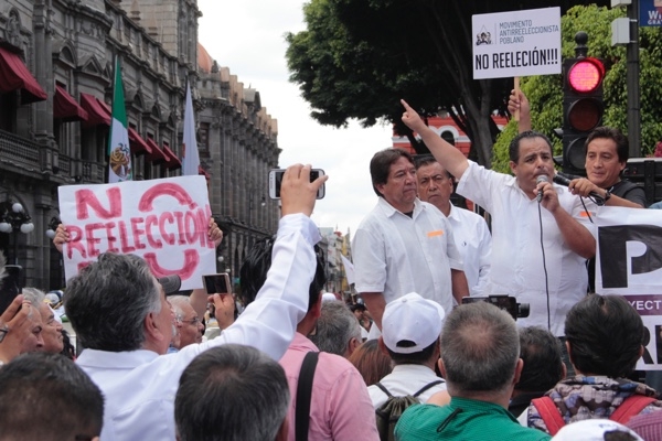 Unos 300 poblanos marchan contra la “reelección”