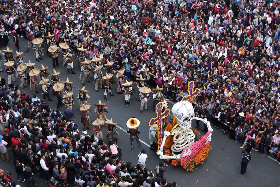 Ofrendas y paseo nocturno para los muertos en la CDMX