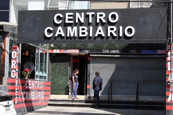 Roban joyas y dólares e incendian casa de cambio en Puebla