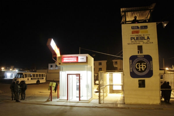 Trasladan reos de Tepexi a Tecali; capturan a mujer que ingresaba droga a San Miguel