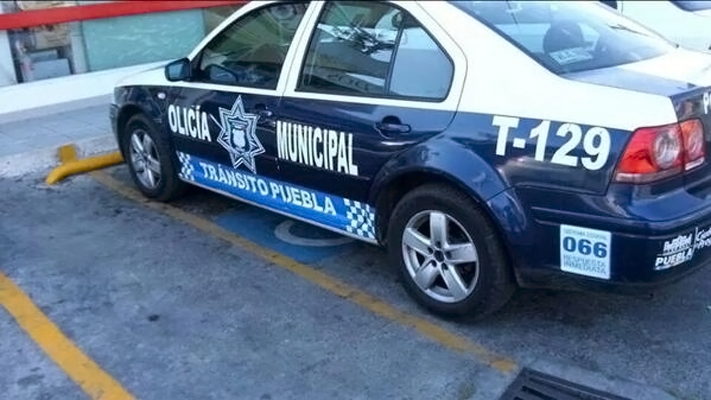 FOTOS: Agentes de Tránsito también invaden lugares para discapacitados