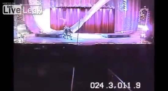 VIDEO: Acróbata calcula mal salto y muere al caer al escenario