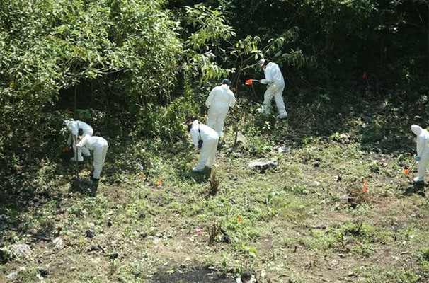 Trasladan restos humanos de fosa en Cocula al Forense de Iguala
