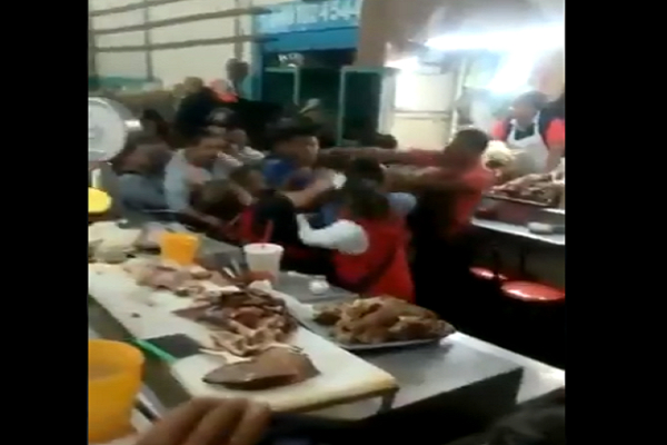 Sombreros vs cemitas; vendedores provocaron pelea campal en Texmelucan