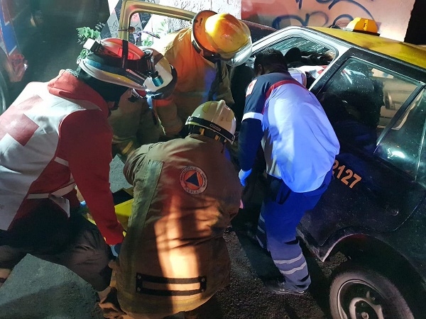 Taxi se impactó en arco del Puente de México; dos prensados
