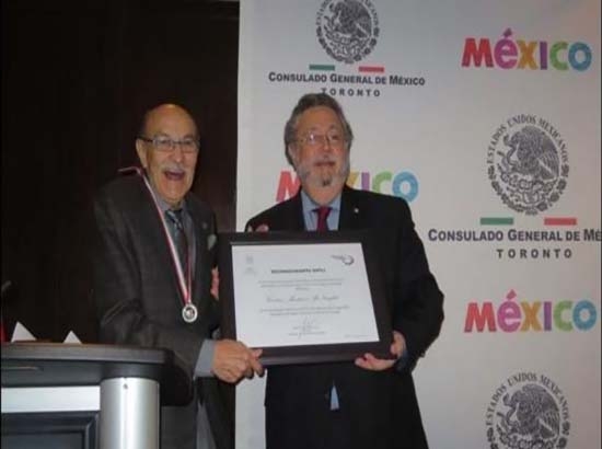 Premian a mexicano que llegó en bicicleta a Canadá