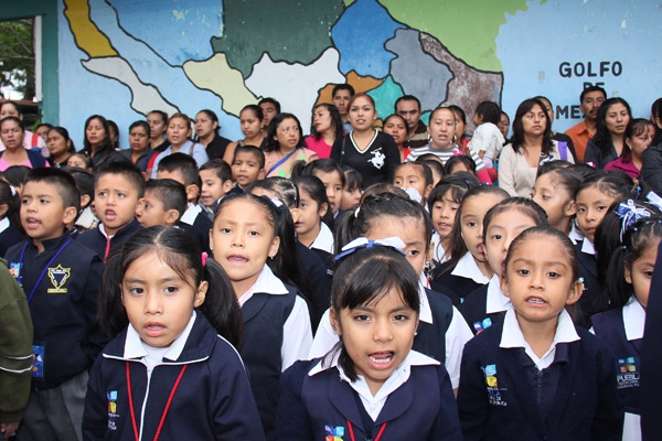 ¿Cómo se distribuye el gasto federal en educación en Puebla?