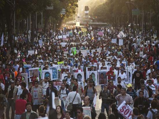 #Ayotzinapa, miles claman por justicia en calles y redes sociales