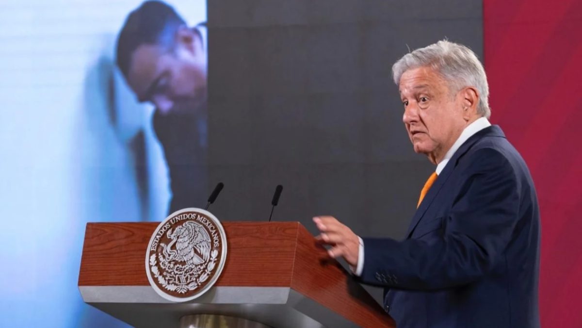 AMLO reproduce video de maletas de dinero de Pemex para sobornos