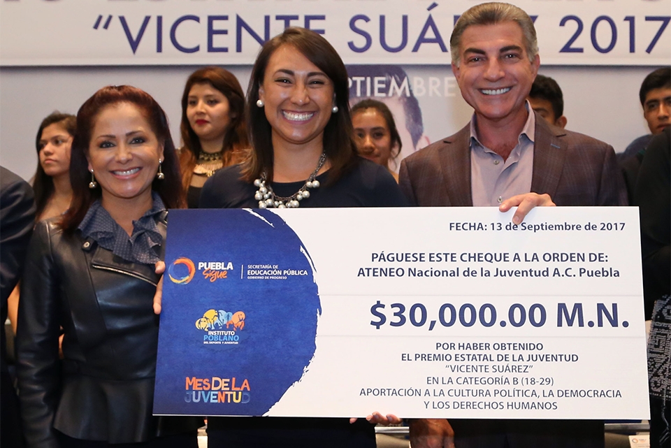 Tony Gali reconoce a 14 poblanos con el Premio Estatal de la Juventud