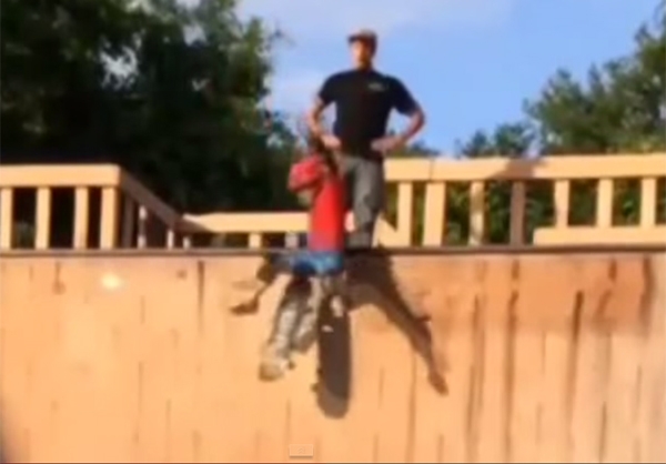 VIDEO: Padre patea a su hijo hacia una rampa de patinetas
