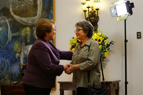 Bachelet recibe a madre de chileno preso en México