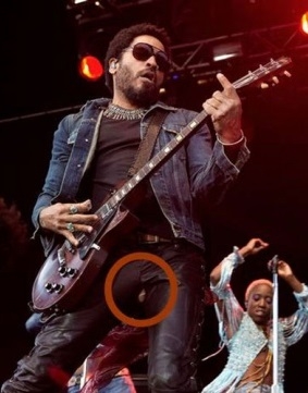 VIDEO: A Lenny Kravitz se le rompió el pantalón y enseñó…