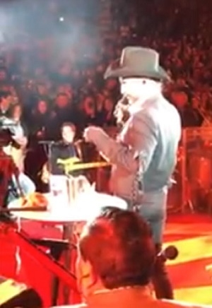 VIDEO: Alejandro Fernández canta “al calor del tequila” en Querétaro