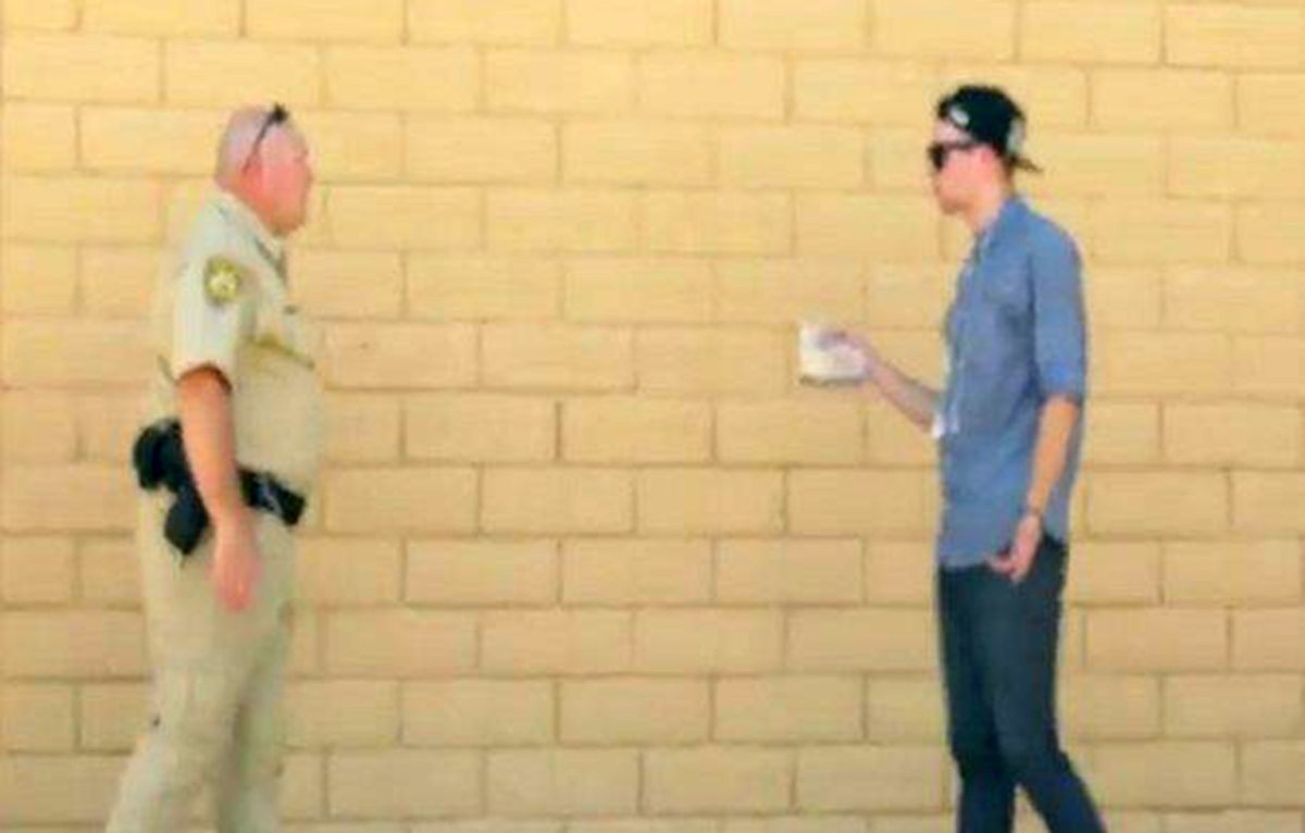 VIDEO: Mago desaparece bolsa con droga ante enojo de policía