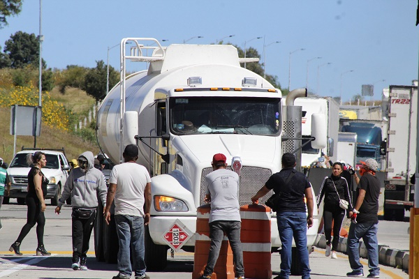 FOTOS: Exempleados de telecomunicaciones toman caseta del Arco Norte en Texmelucan