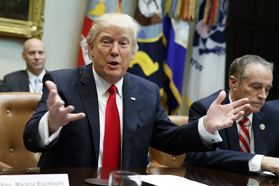Ex asesor de Trump se reunió con rusos para armar campaña contra Hillary