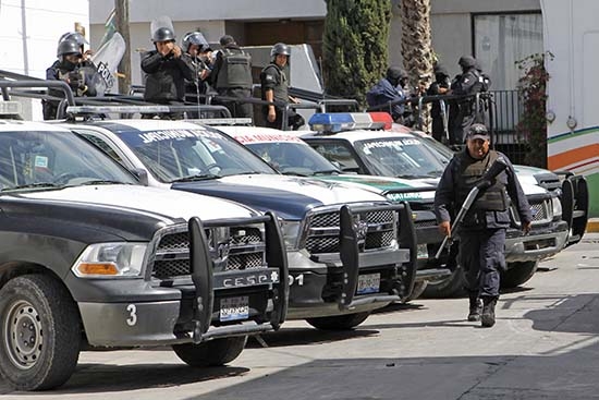 Mototaxistas de Acatzingo se enfrentan con la policía por retiro de unidades