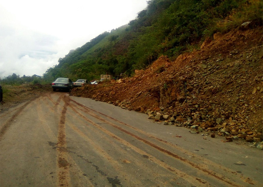 FOTOS: Lluvias en las sierras de Puebla provocan deslaves sobre casa y caminos