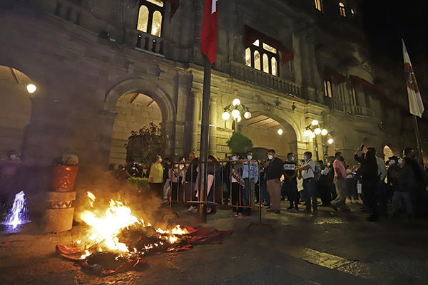 VIDEOS. Sindicato intenta dar portazo a Claudia Rivera en protesta por reparto de plazas