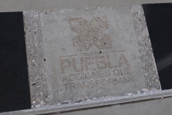 Retiran logos del morenovallismo a mobiliario del Auditorio Metropolitano