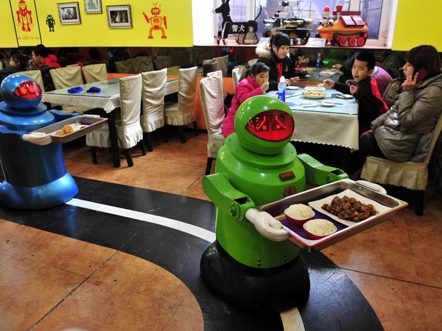 VIDEO: Robots reemplazan a cocineros y meseros en China