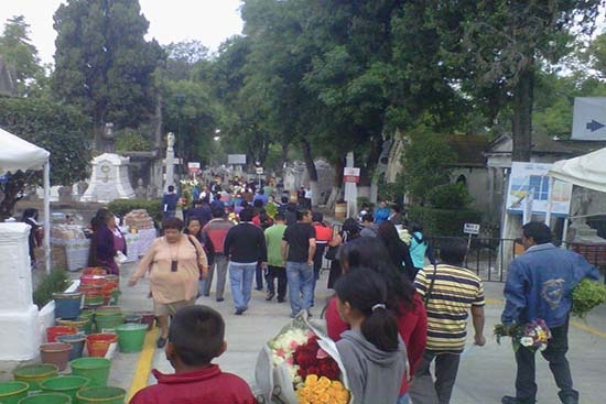 Más de 81 mil personas acudieron a panteones de Puebla por el 10 de mayo