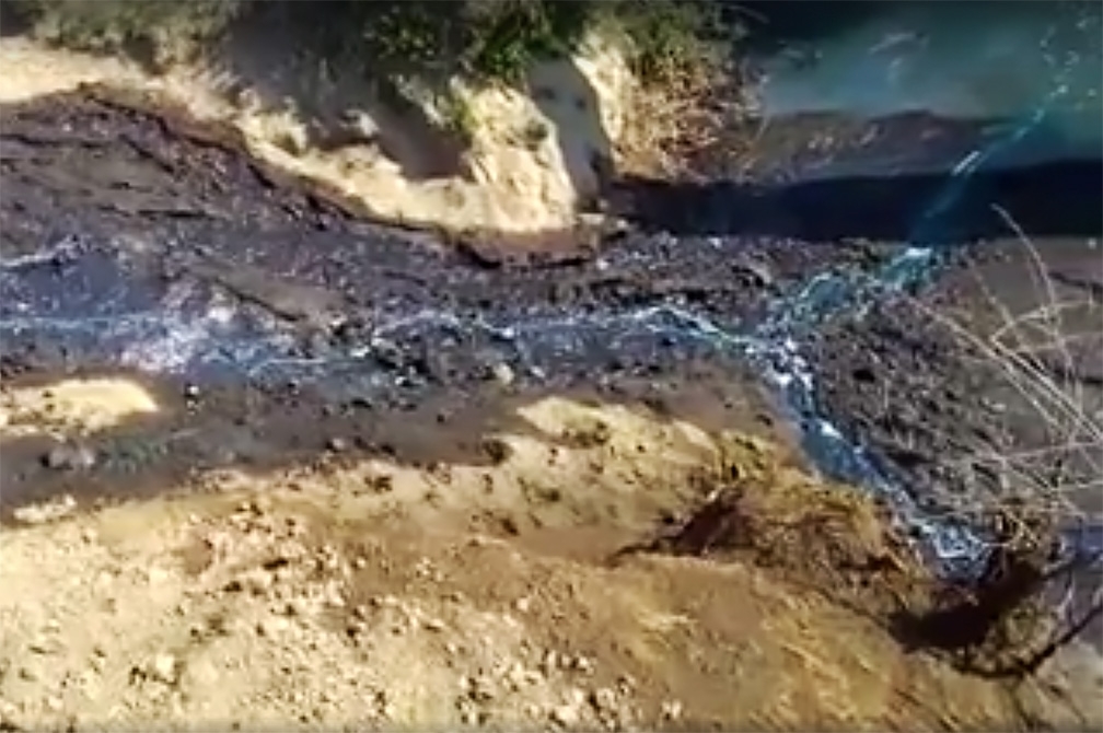 VIDEO: Fuga de diésel en Texmelucan escurre hasta el río Atoyac
