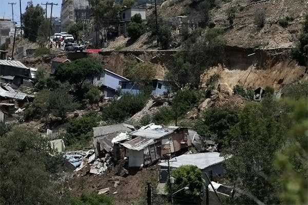 VIDEO: Deslizamiento de tierra se lleva 19 viviendas en Tijuana