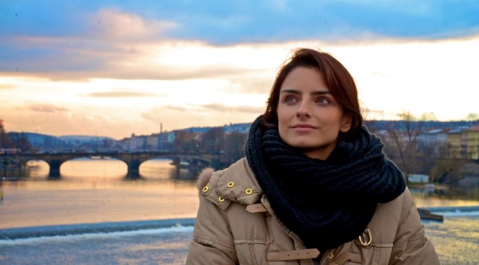 Derbez dirige a su hija Aislinn en Milagro en Praga