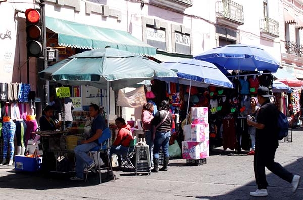 Gobierno de Puebla Capital arguye veda electoral y posterga reordenamiento de ambulantes