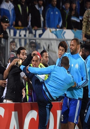 VIDEO: Patrice Evra pateó a aficionado en Francia