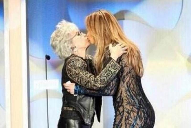 JLo y Rita Moreno protagonizan beso en premios GLADD