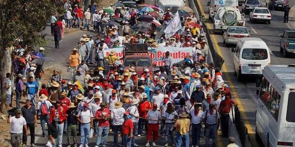 Caos vehicular en la México-Puebla por marcha del Edomex al DF