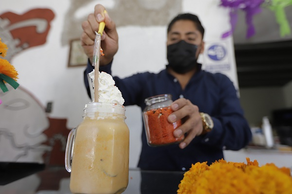 FOTOS: Y para el Día de Muertos… un frappé de Cempasúchitl