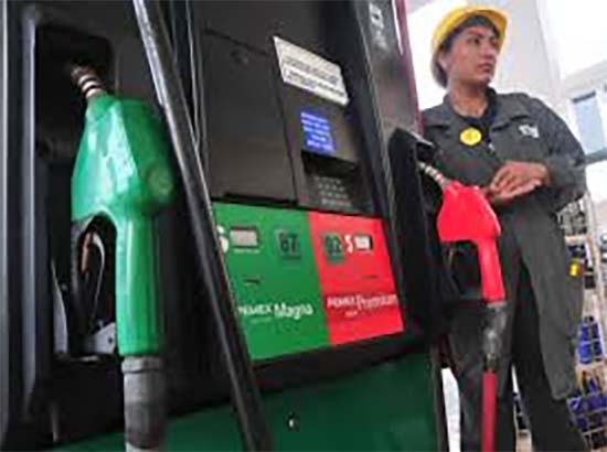 Profeco aplica multas a gasolineras por 92 mdp por no dar litros de a litro