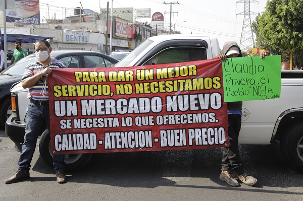 Locatarios a favor y contra remodelación del mercado de Amalucan cierran vialidades